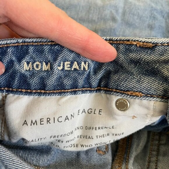 AMERICAN EAGLE AE Comfort Stretch Waistband Mom Jean Medium Wash Ripped Cropped - Picture 6 of 12